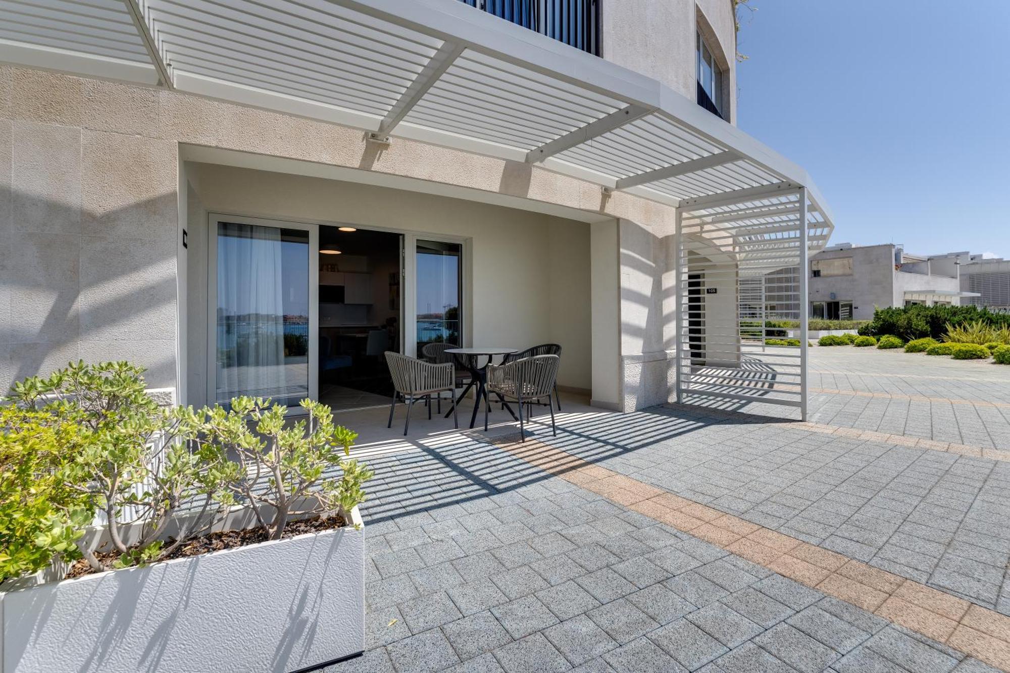 Superior Seaview Apt. With Pool *