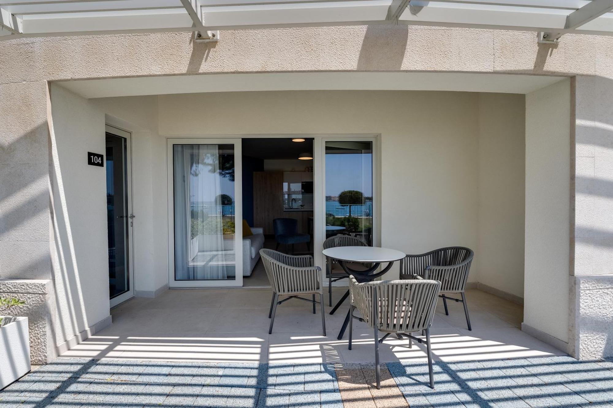 Superior Seaview Apt. With Pool *