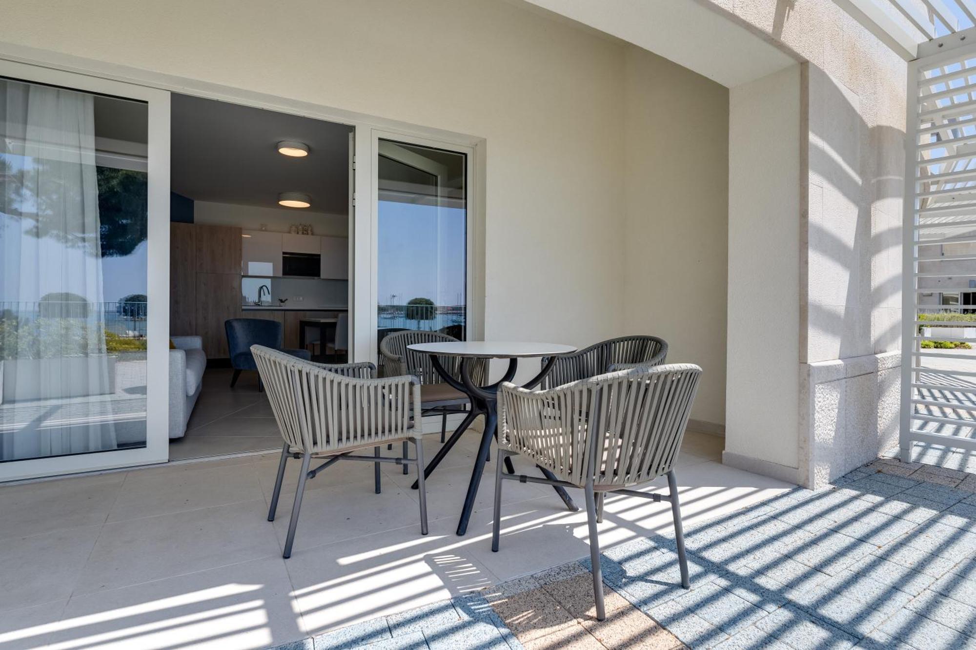 Superior Seaview Apt. With Pool